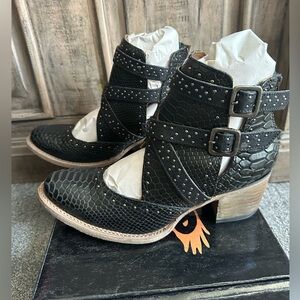 New Freebird Saphire Black Snake Size 9 Sapphire